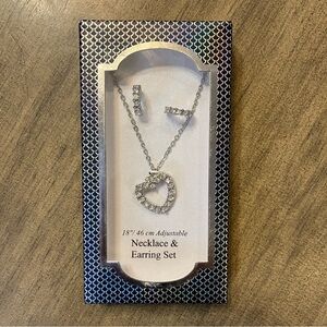 heart necklace and earring set
18” adjustable
new in box
bundles are discounted